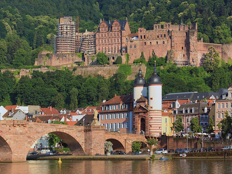 Heidelberg: Blick auf das Schloss mit Alter Brücke Foto: Rudolf Stricker