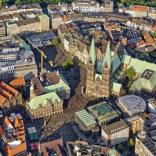 Bremen - Blick auf das Bremer Stadtzentrum mit Dom, Rathaus und Haus der Bürgerschaft Foto: Von Schulzff (Wikimedia)