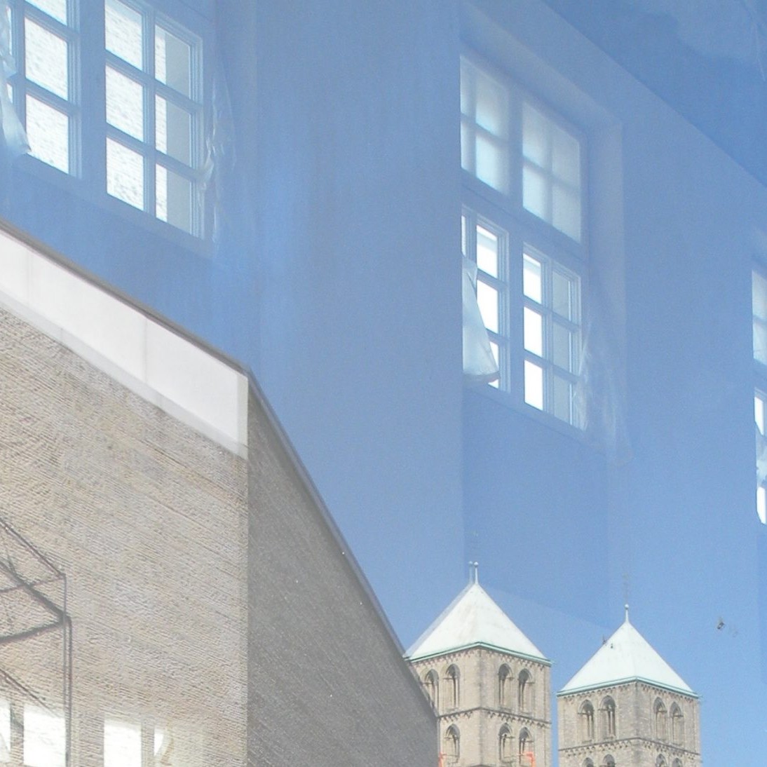 Münster: Spiegelung im Fenster des Geo-Museums - Foto: Stefan Rethfeld
