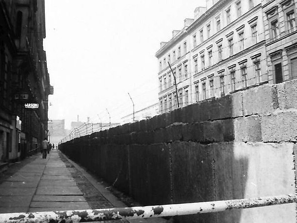 Berlin Mauer: Sebastianstraße, Kreuzberg (1961) - Foto: Willy Pragher