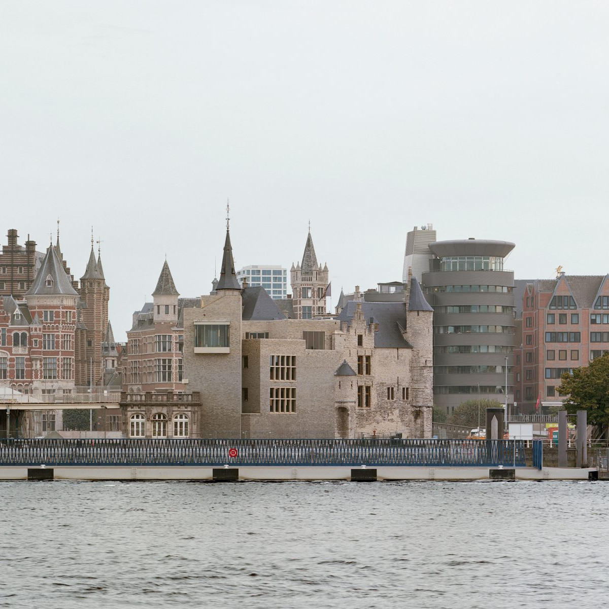 noAarchitecten: Het Steen, Antwerpen - Sanierung und Erweiterung 2021, heute: Besucherzentrum, Kreuzfahrt­terminal und Aussichtspunkt - Foto Kim Zwarts