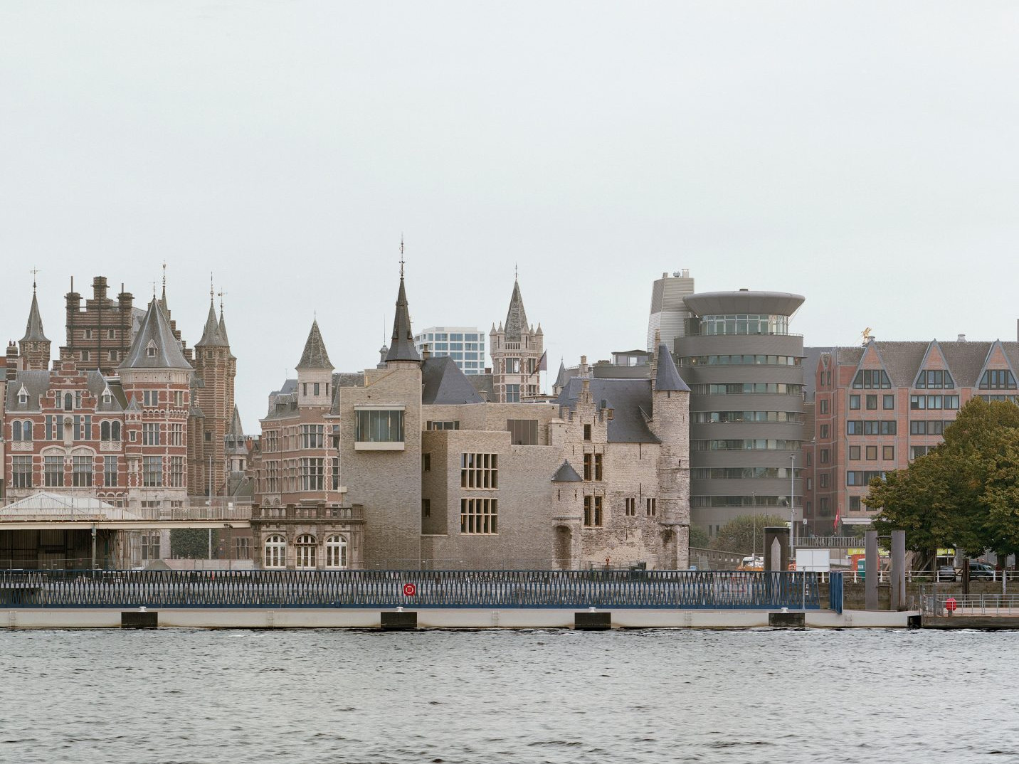 noAarchitecten: Het Steen, Antwerpen - Sanierung und Erweiterung 2021, heute: Besucherzentrum, Kreuzfahrt­terminal und Aussichtspunkt - Foto Kim Zwarts