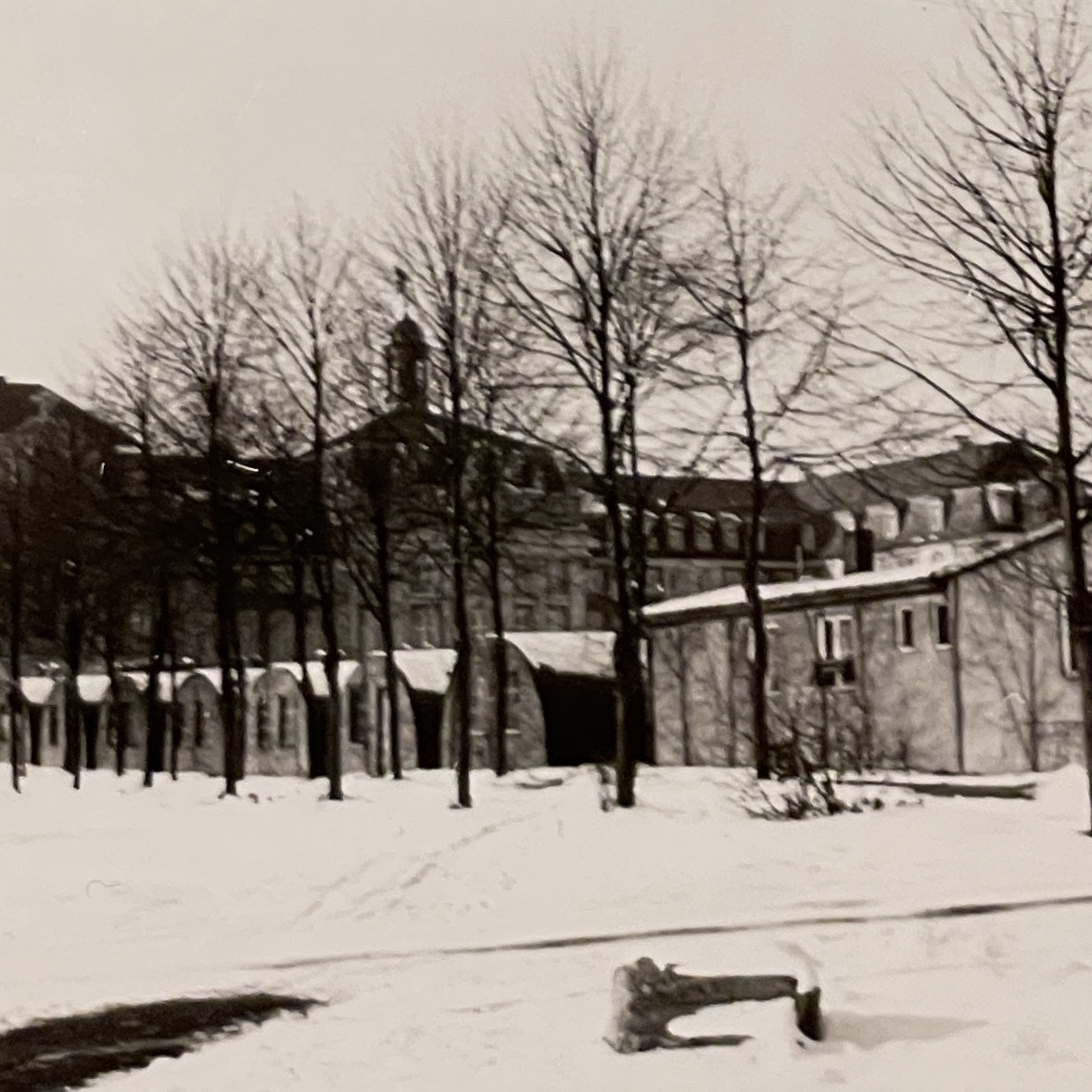 A-Z Architekten: Hans Malwitz - Schlossplatz mit Nissenhütten - Foto: privat