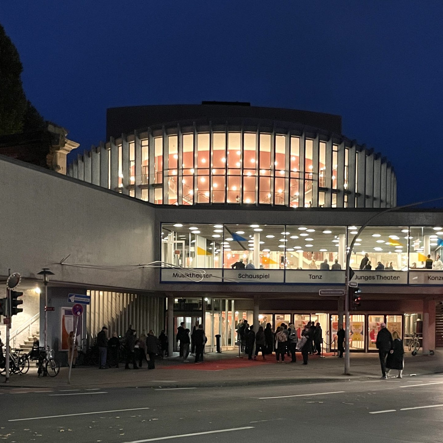 Wie Phoenix aus der Asche: Das neue Theater in Münster (1956) - vor fast 70 Jahren erbaut vom Architektenteam: Harald Deilmann, Max von Hausen, Ortwin Rave und Werner Ruhnau. Foto: Stefan Rethfeld (2025)