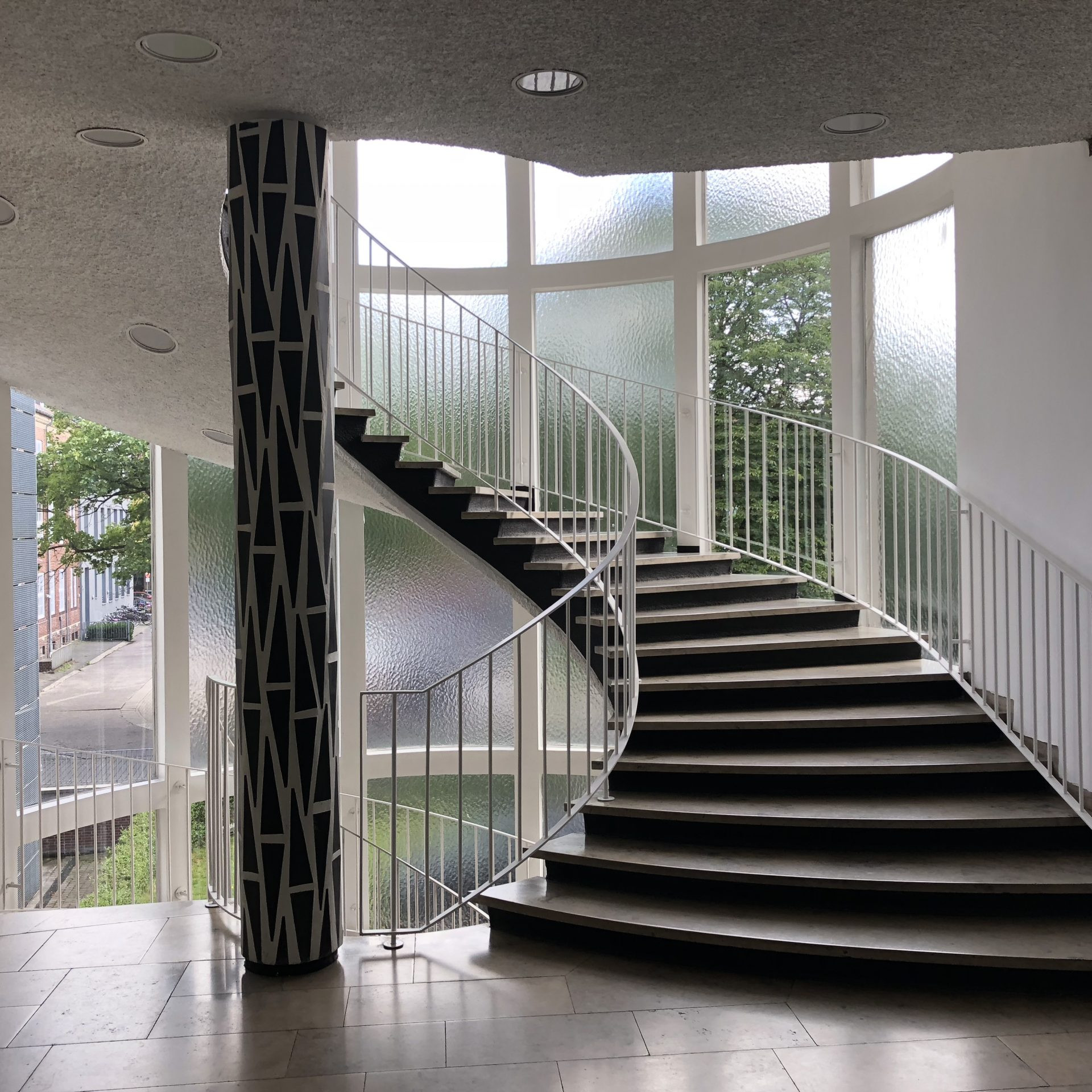 Ehem. Landwirtschaftskammer Münster (1951/52) - Treppenhaus (Kunst am Bau: Vincenz Pieper) - Architektur: Walter Hämer mit Werner Ruhnau; Sanierung und Umbau: Peter Bastian (2006/07) - Foto: Stefan Rethfeld (2025)