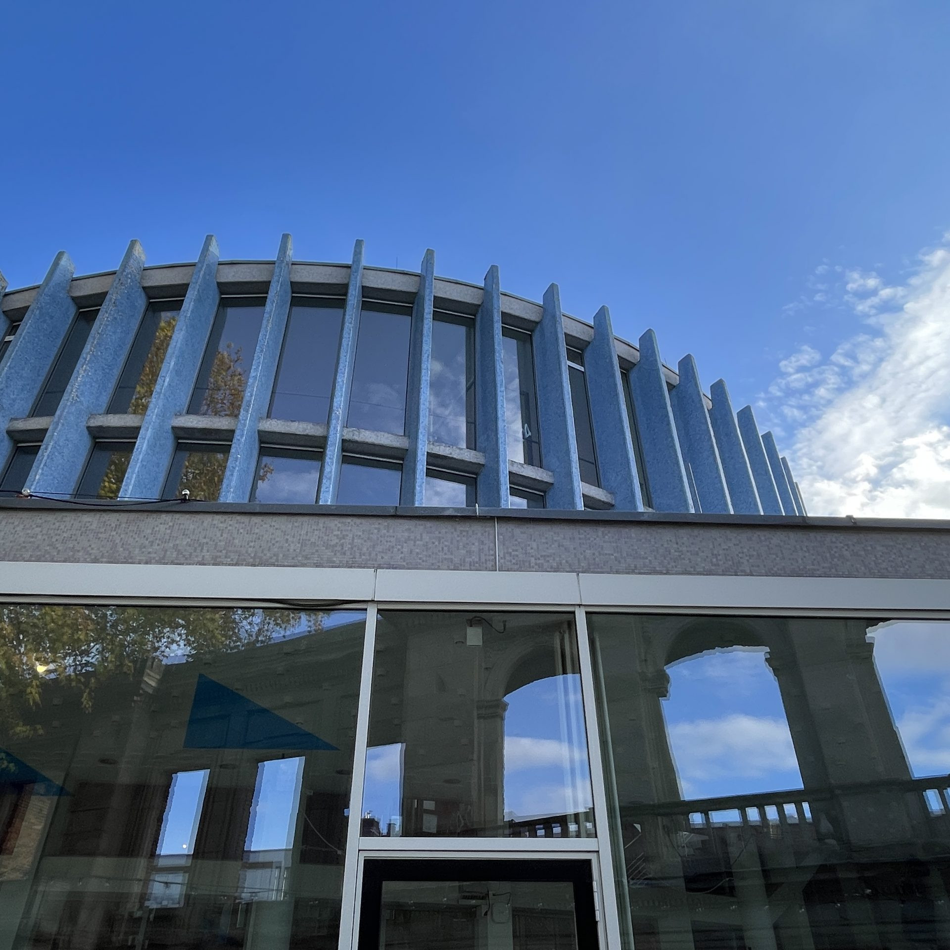 Theater Münster (1956) - Architektenteam: Harald Deilmann, Max von Hausen, Ortwin Rave und Werner Ruhnau - mit Ruine Romberger Hof - Foto: Stefan Rethfeld (2025)