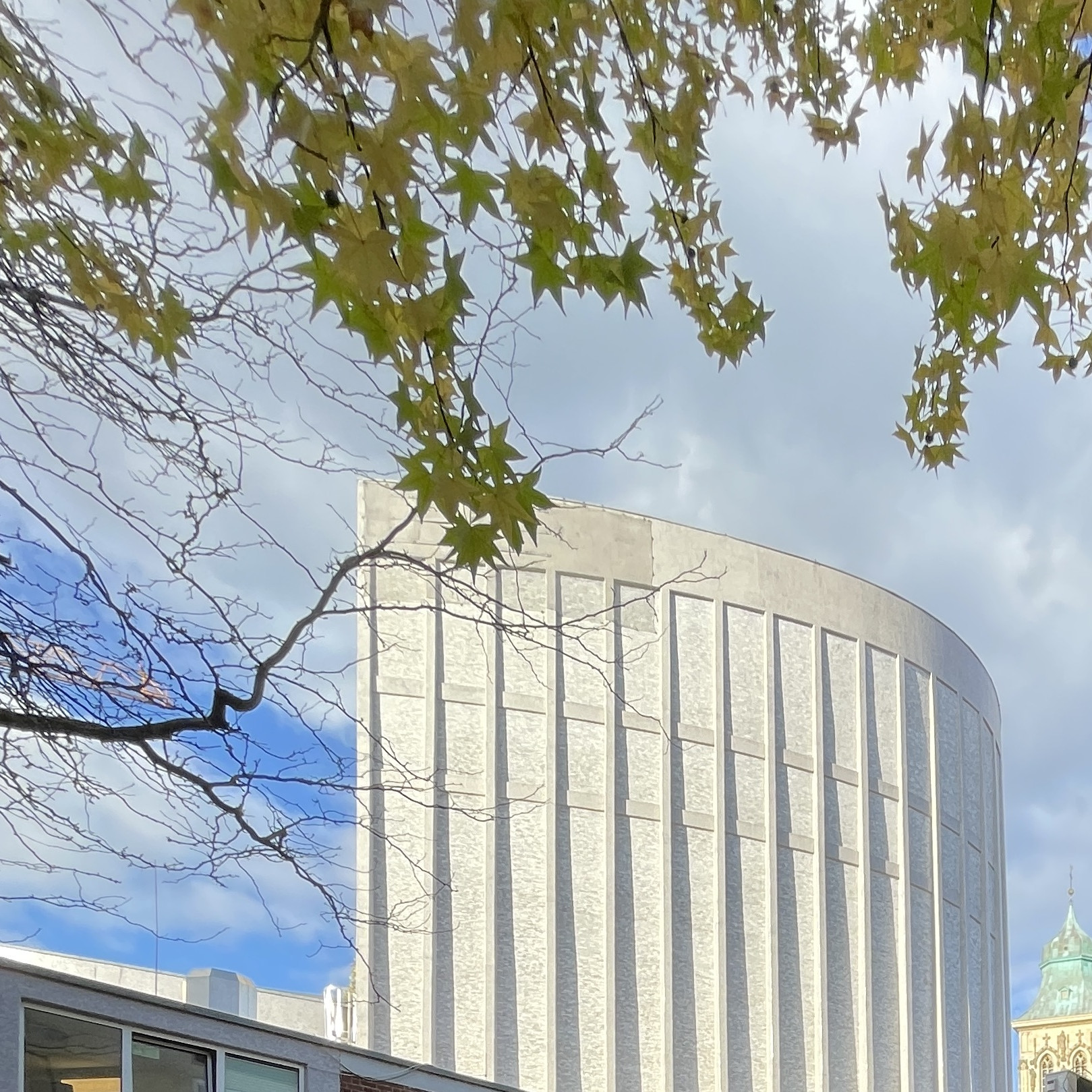 Wie Phoenix aus der Asche: Das neue Theater in Münster (1956) - vor fast 70 Jahren erbaut vom Architektenteam: Harald Deilmann, Max von Hausen, Ortwin Rave und Werner Ruhnau. Foto: Stefan Rethfeld (2025)