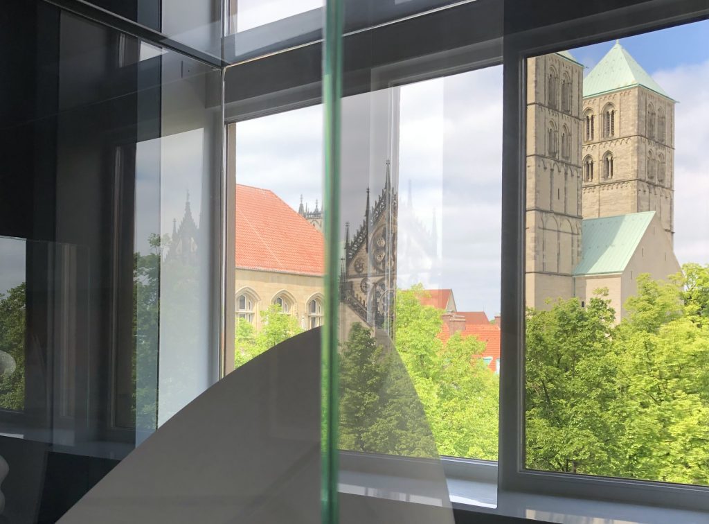 Blick aus dem LWL-Museum für Kunst und Kultur auf den Domplatz, Münster - Foto: Stefan Rethfeld