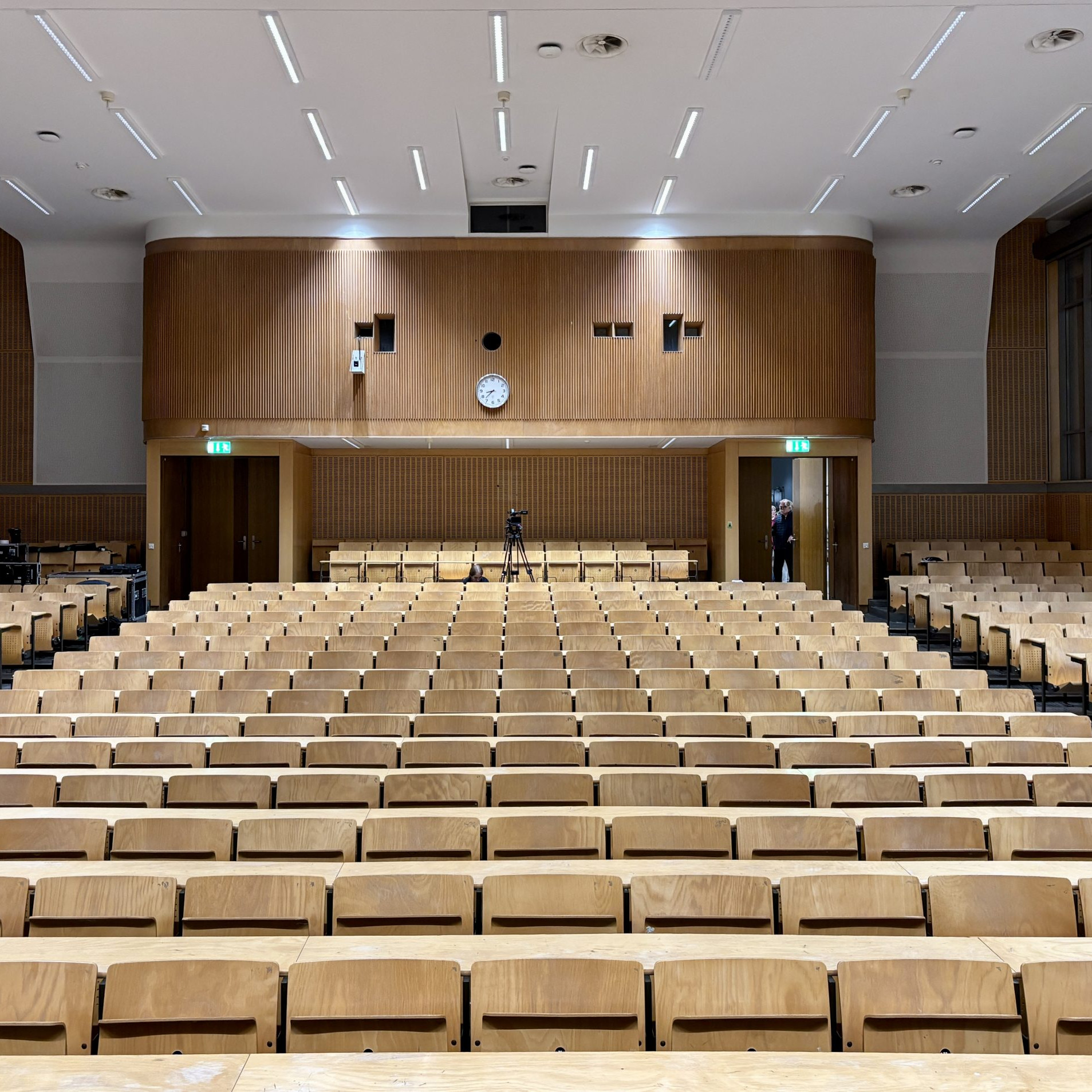 Architektur im Kontext: Prof. Felix Waechter (Darmstadt) - Blick in den Hörsaal F1 der Universität Münster - Foto: Stefan Rethfeld