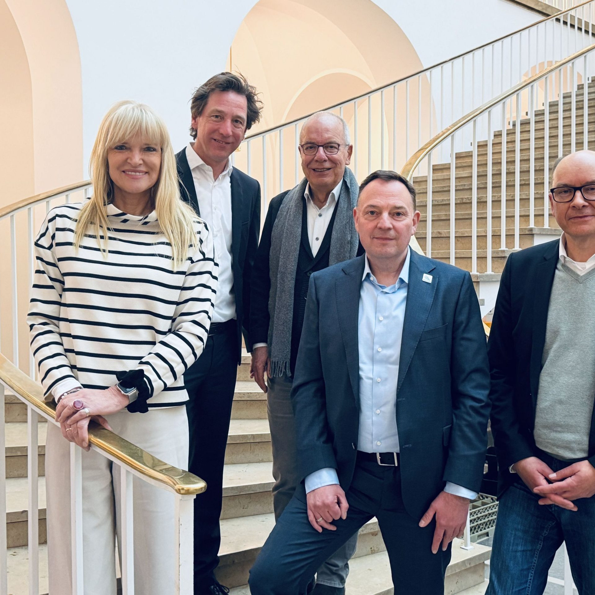 Dr. Barbara Rüschoff-Parzinger (v.l./LWL-Kulturdezernentin), Stefan Rethfeld (Projektleitung, LWL-Denkmalpflege, Landschafts- und Baukultur in Westfalen), Prof. Dr. Bernd Andrick (Ernsting Kunst- und Kulturstiftung, Coesfeld), Thomas Stausberg (NRW.BANK, Düsseldorf/Münster), Dr. Holger Mertens (LWL-Chefdenkmalpfleger) - es fehlt: Dr. Christina Hagemeister (Klinkerwerk Hagemeister, Nottuln). Foto: LWL/Markus Bomholt
