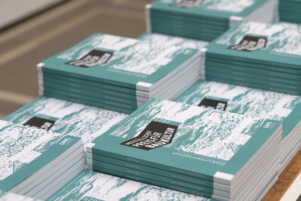Westfälischer Preis für Baukultur 2025: Neu erschienen ist eine Dokumentation, die in der Ausstellung zum Mitnehmen bereit liegt. Foto: LWL/Markus Bomholt