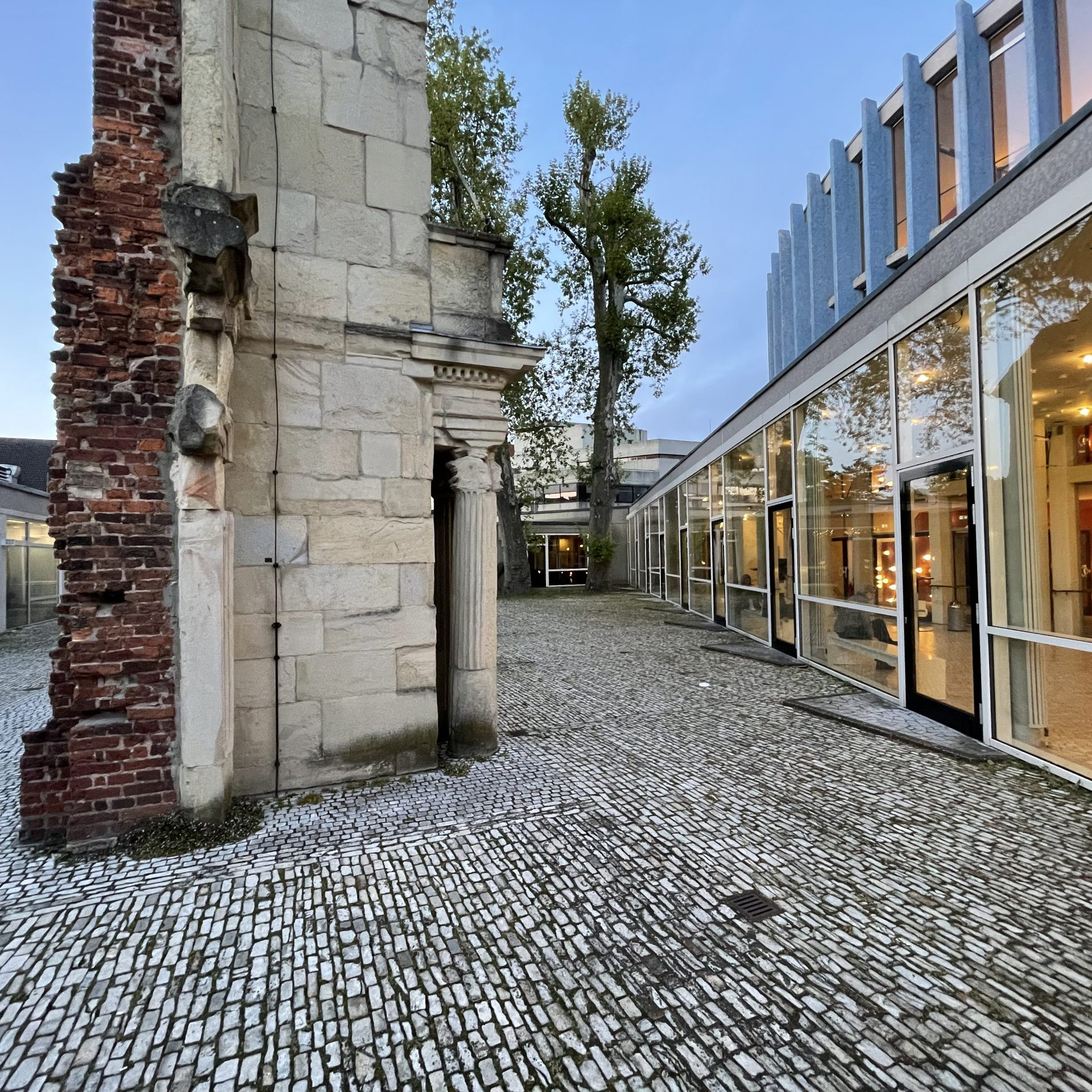 Theater Münster: Blick in den öffentlichen Innenhof mit der Gartenfassade des Romberger Hofes - Foto: Stefan Rethfeld