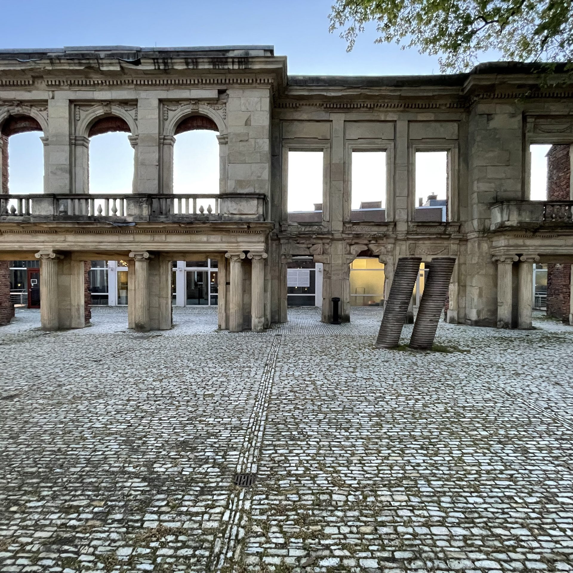 Theater Münster: Blick in den öffentlichen Innenhof mit der Gartenfassade des Romberger Hofes - Foto: Stefan Rethfeld