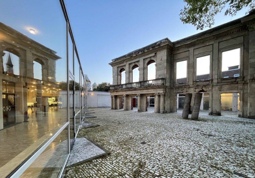 Theater Münster: Blick zum öffentlichen Innenhof mit der Gartenfassade des Romberger Hofes - Foto: Stefan Rethfeld