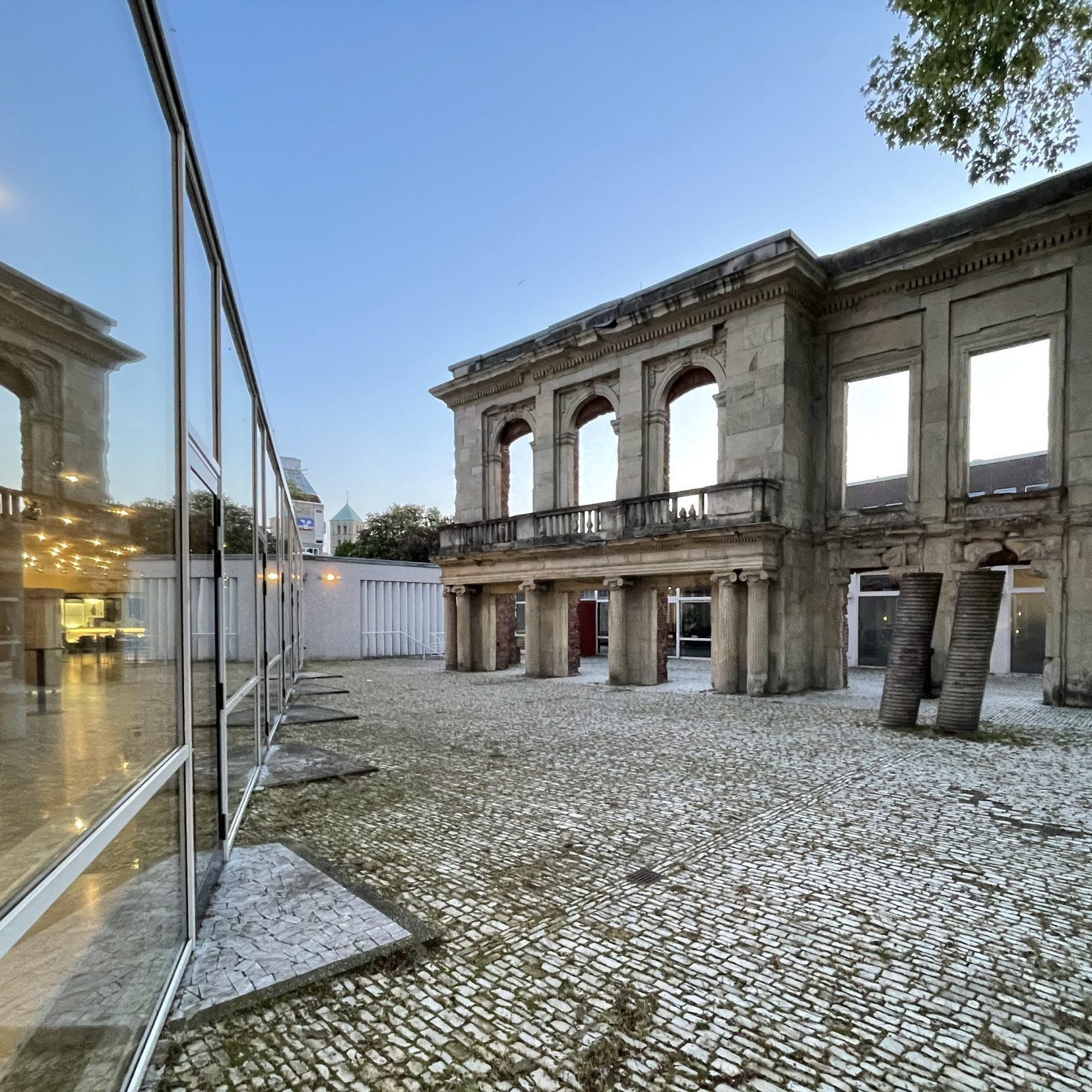 Theater Münster: Blick zum öffentlichen Innenhof mit der Gartenfassade des Romberger Hofes - Foto: Stefan Rethfeld