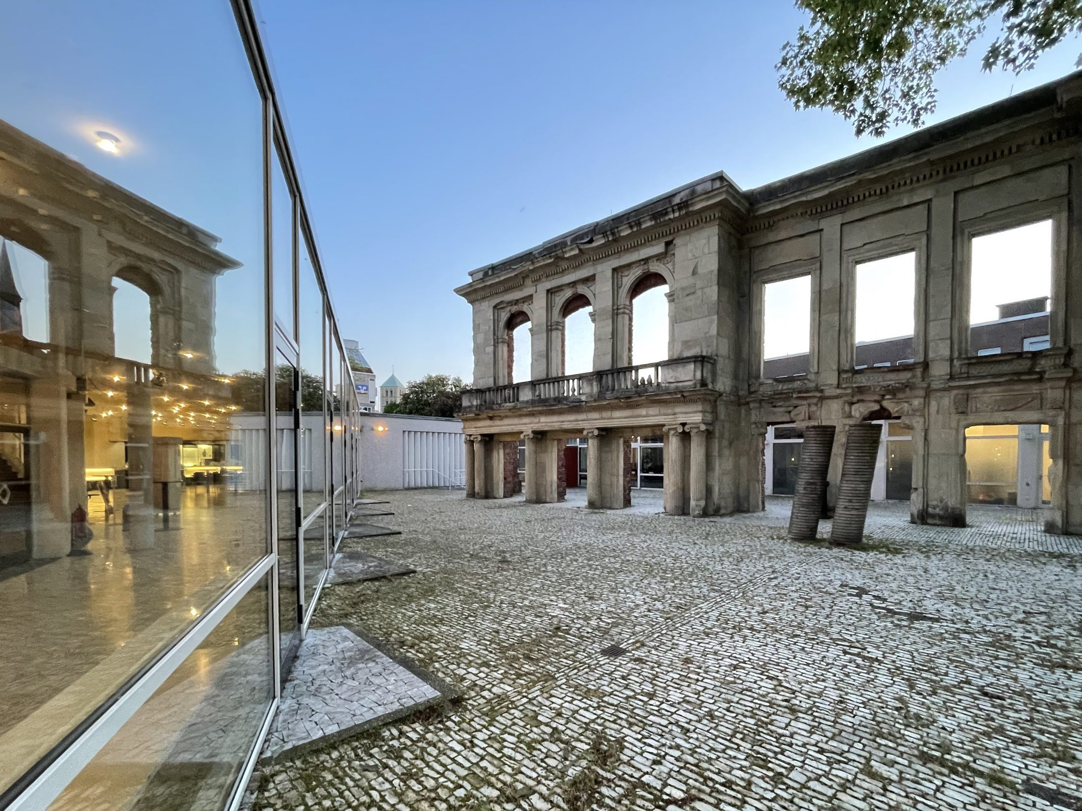 Theater Münster: Blick zum öffentlichen Innenhof mit der Gartenfassade des Romberger Hofes - Foto: Stefan Rethfeld