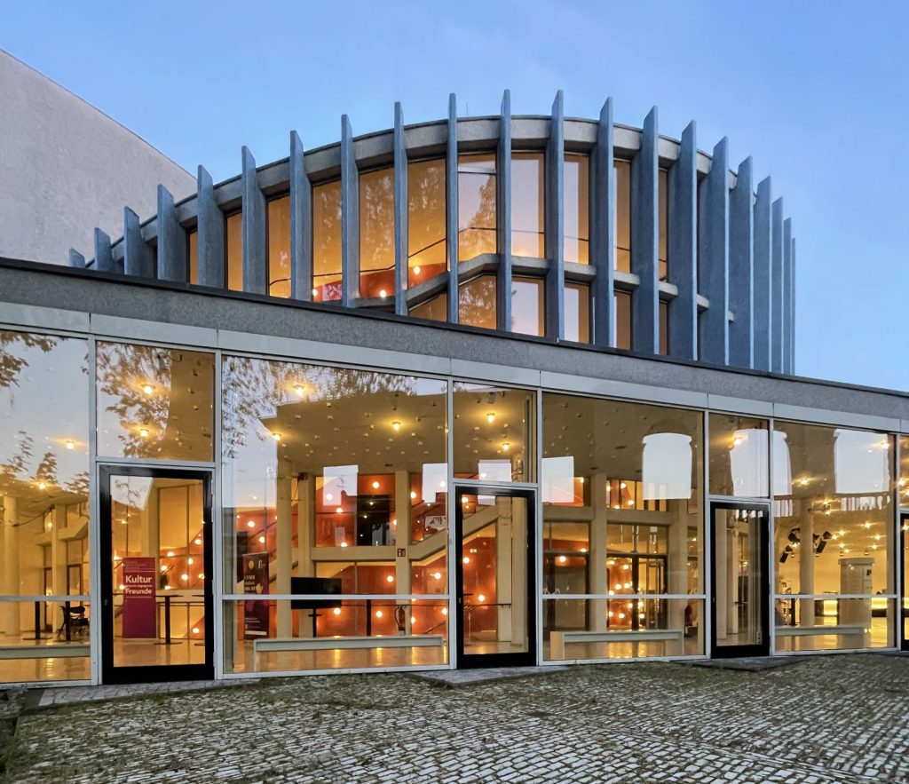 Theater Münster: Blick vom Innenhof auf Foyer und Treppenhaus mit widerspiegelnder Ruine - Foto: Stefan Rethfeld