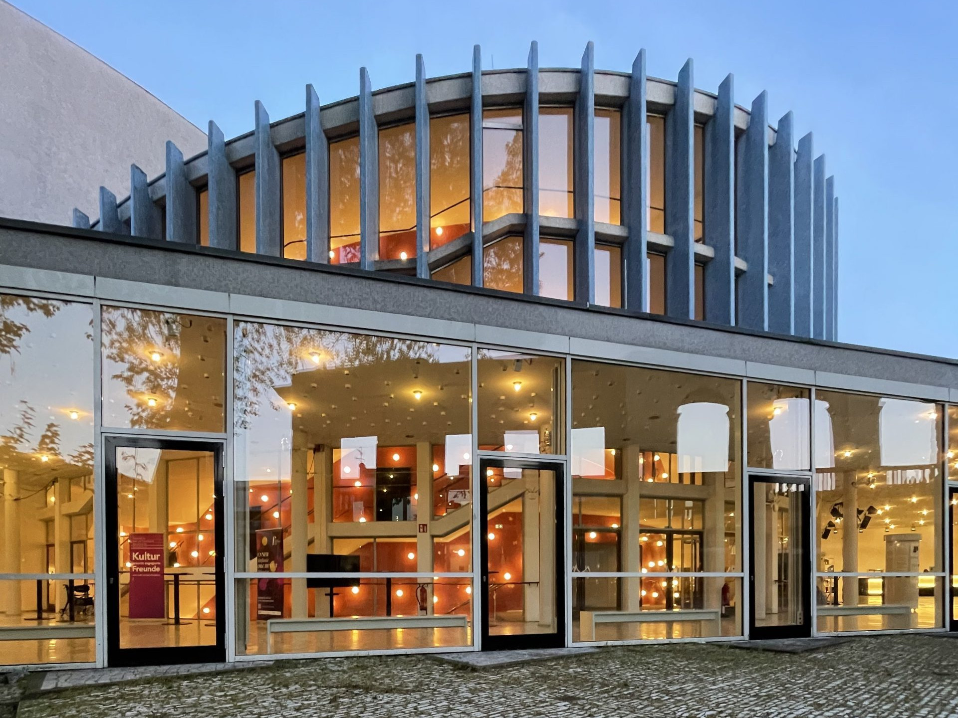 Theater Münster: Blick vom Innenhof auf Foyer und Treppenhaus mit widerspiegelnder Ruine - Foto: Stefan Rethfeld