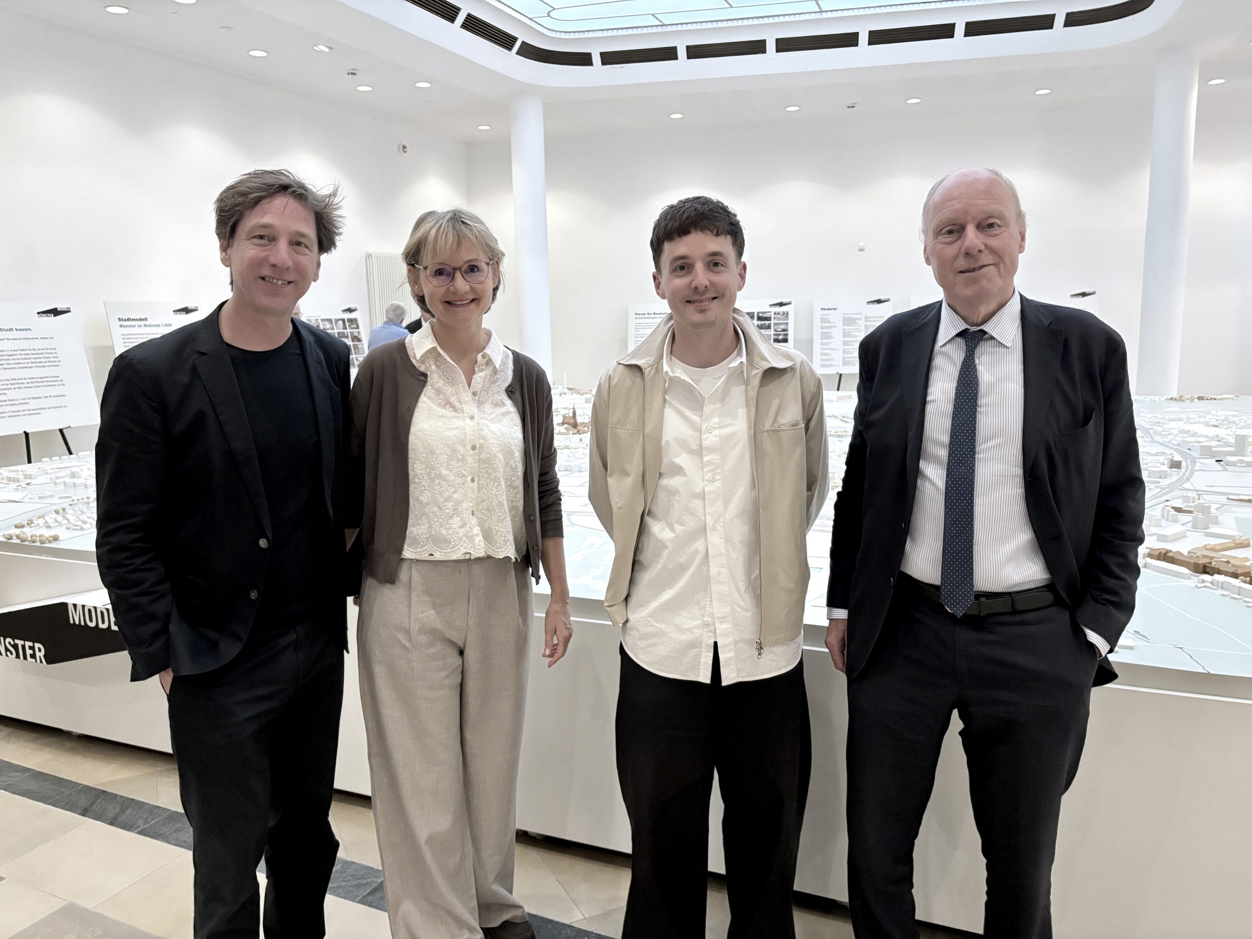 Münster Modell: Stadtmodelle - anderswo, v.l.n.r. Stefan Rethfeld (Münster), Bernadette Fielers (Berlin), Jonas Trittmann (Hamburg), Prof. Kaspar Kraemer (Köln) - 28.5.26 in Münster - Foto: Münster Modell e. V.